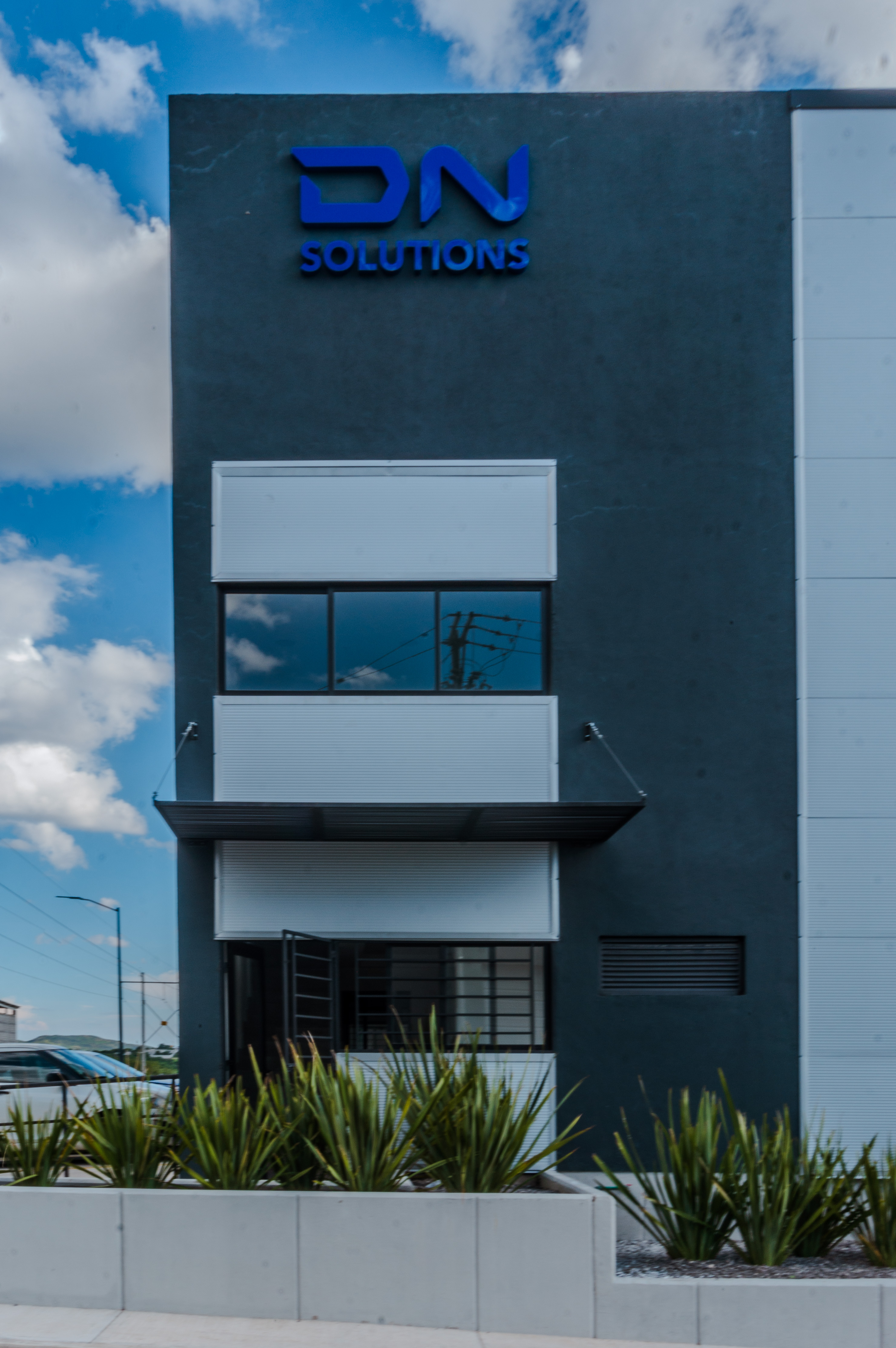 DN Solutions fachada Norte